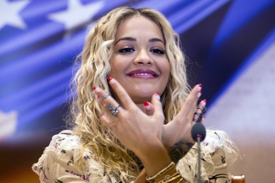 Rita Ora uron 28 Nëntorin: Gëzuar ditën e flamurit Shqipëri