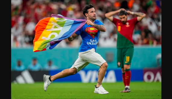 Ky ësht tifozi me flamurin ylber që bëri skandal në fushë dhe  ndërpreu ndeshjen në mes  Portugalisë dhe Uruguait 
