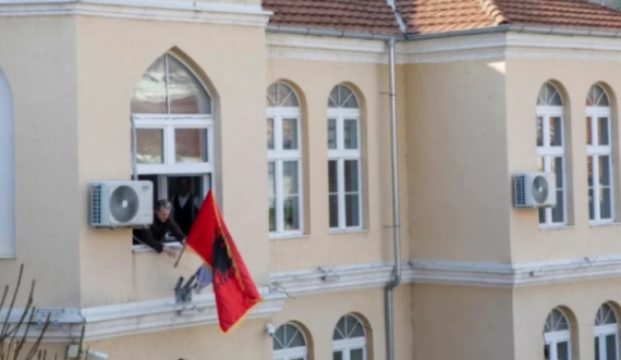 Shqipërim Arifi: Shërbimet sekrete serbe dhe policia lokale na vëzhgojnë se kush e vendos flamurin në Preshevë