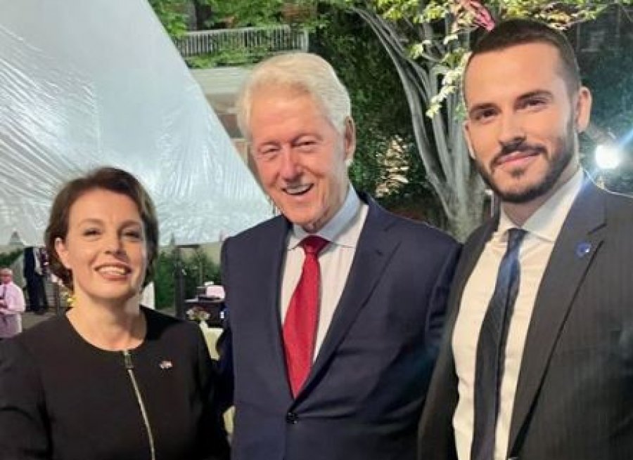 Donika Gërvalla takohet me Bill Clinton-in