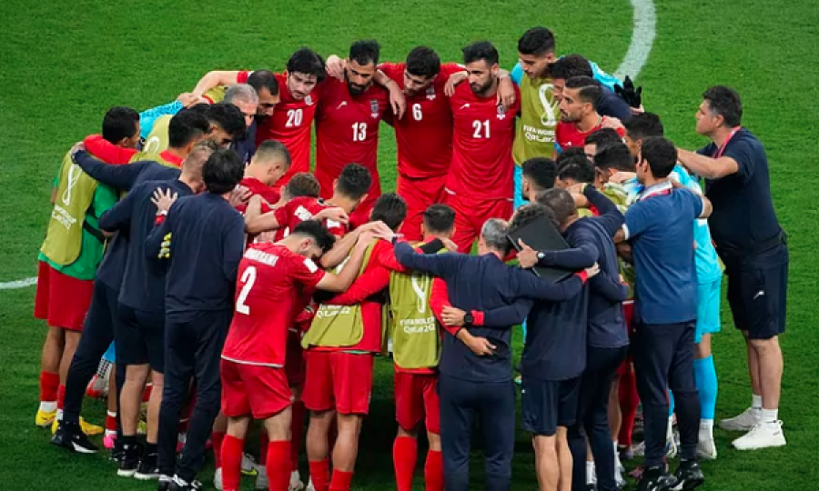 Shantazhohen futbollistët e Iranit, detyrohen me forcë ta këndojnë himnin