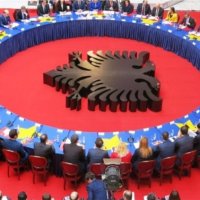 Çfarë e mban larg politikën e Tiranës nga Prishtina!