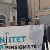 Pensionistët me aksion simbolik, lëshojnë pëllumba para qeverisë