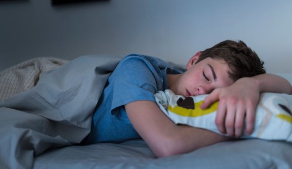 Formula për pushim të mirë: ja sa orë duhet të flini në natë për t’u ndjerë mirë