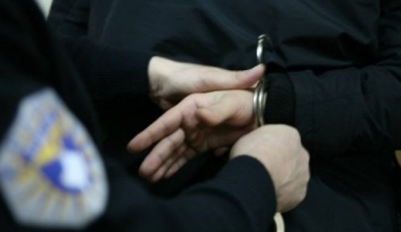 Kanos vëllanë dhe i dëmton veturën, arrestohet burri në Prizreni