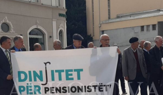 Pensionistët me aksion simbolik, lëshojnë pëllumba para qeverisë