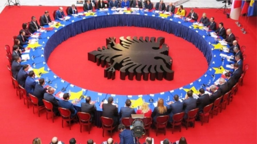 Çfarë e mban larg politikën e Tiranës nga Prishtina!