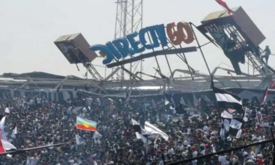 Shembet një pjesë e stadiumit të stërmbushur me tifozë