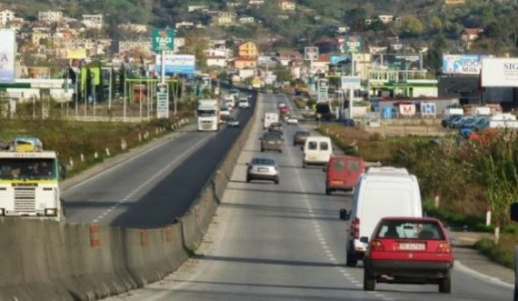 Makina iu pret rrugën 2 vëllëzervë në autostradë, rrëmbehet njëri! Si u rrahën me 4 autorët