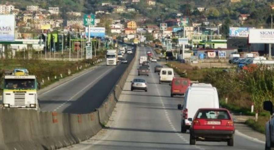 Makina iu pret rrugën 2 vëllëzervë në autostradë, rrëmbehet njëri! Si u rrahën me 4 autorët