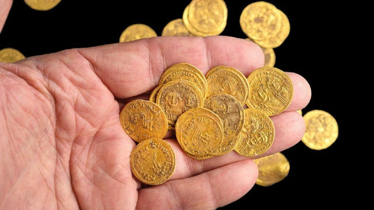 Gjenden të fshehura në mur dhjetëra monedha ari të pastër, i përkasin shekullit të shtatë