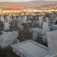 Dëmtohet lapidari i një kosovari në varrezat ortodokse në Kllokot