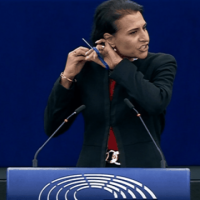 Eurodeputetja e njohur prenë flokët në foltoren e Parlamentit Europian