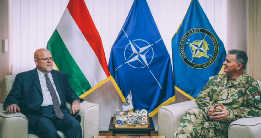 Ambasadori amerikan çmon lart kontributin e KFOR-it për siguri në Kosovë