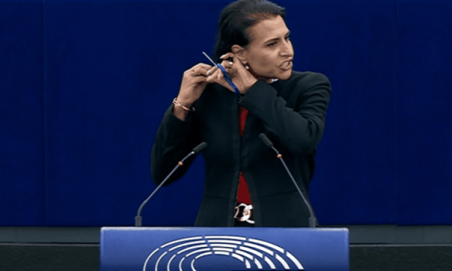 Eurodeputetja e njohur prenë flokët në foltoren e Parlamentit Europian