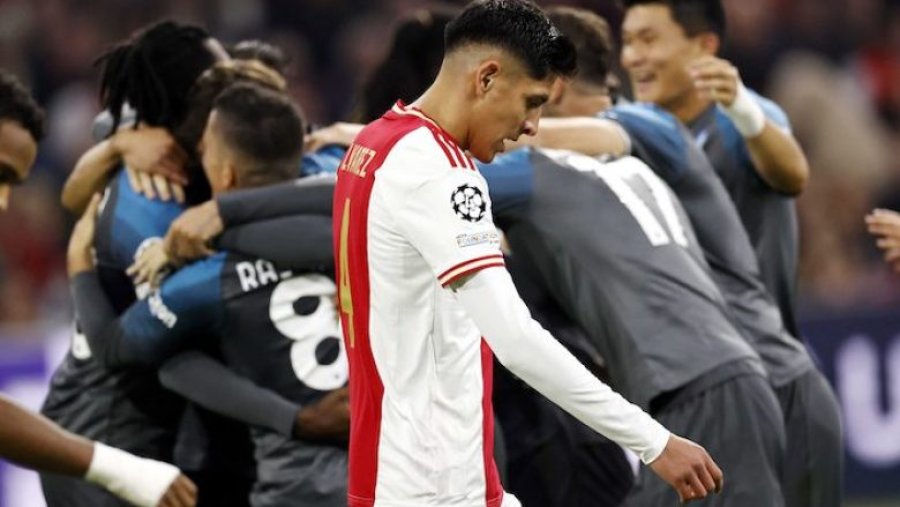 Lojtarët e Ajaxit refuzuan shkëmbimin e fanellave me Napolin pas humbjes së turpshme në Ligën e Kampionëve
