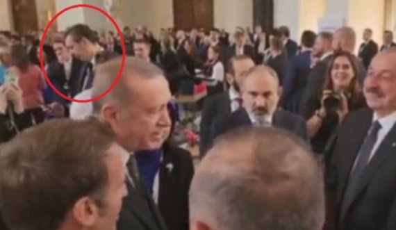 Vuçiq mbetet i vetmuar në Samitin në Pragë, askush nuk i afrohet për të diskutuar