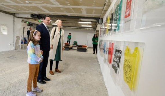 Kurti nuk e komenton dorëheqjen e Latifit, me gruan e vajzën shkon në Manifesta