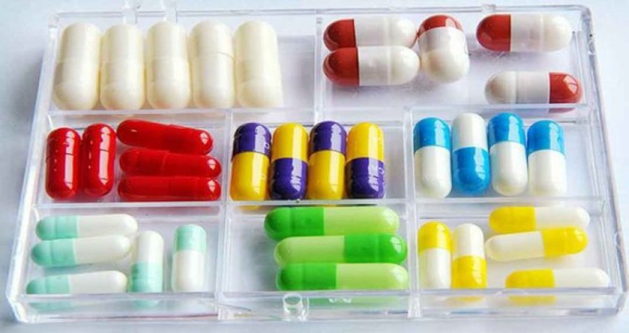 Pse kapsulat e ilaçeve kanë dy ngjyra? Përgjigjja do t’ju befasojë