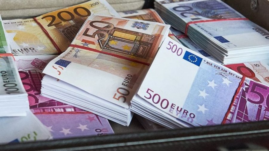Kosovarët kanë 5 miliardë kursime në banka e 5 miliardë kredi
