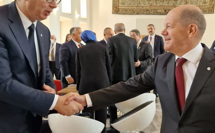 Vuçiq takohet me kancelarin gjerman në Pragë – tenton ta aktrojë “besnikun e perëndimit”