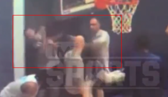 Dalin pamjet nga përplasja mes basketbollistëve të GSW-s, Green e grushtoi në fytyrë Poolen