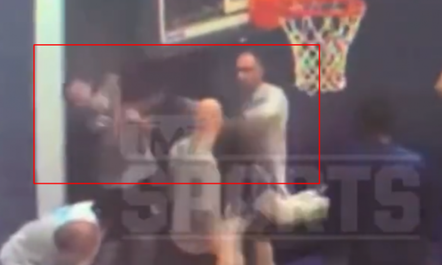 Dalin pamjet nga përplasja mes basketbollistëve të GSW-s, Green e grushtoi në fytyrë Poolen