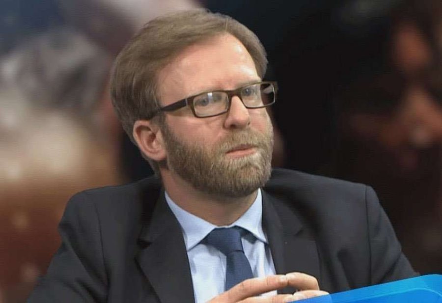 Haki Abazi për ministren Gërvalla: Më shumë e shihni ju se unë si kryetar i Komisionit
