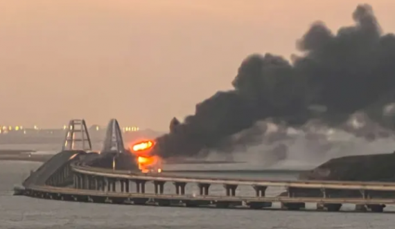 Shpërthim masiv, shkatërrohet një pjesë e urës me rëndësi strategjike për Rusinë