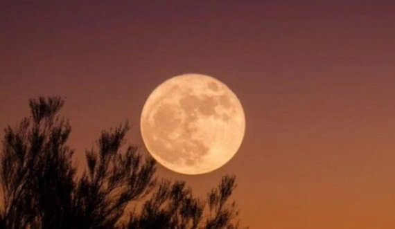 ‘Hëna e përgjakur’ e tetorit: Kur do të jetë e plotë dhe çfarë do të thotë për çdo shenjë?
