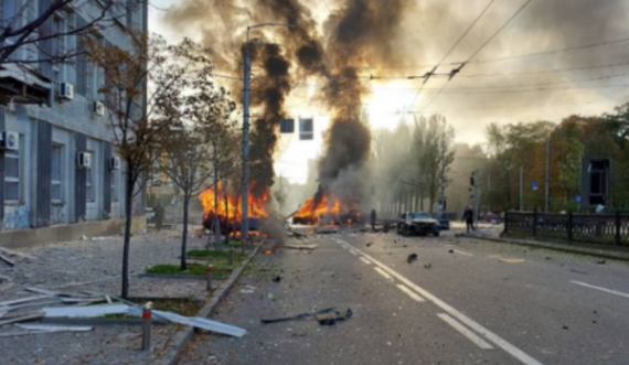 Pamje tronditëse nga sulmi me raketa në Kiev, raportohet për të vrarë dhe të plagosur