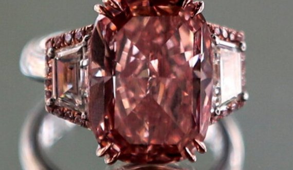 Diamanti i kuq shitet për shifrën rekord në ankand