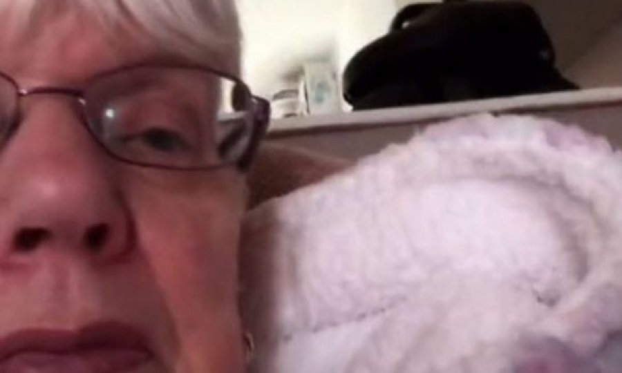Gjyshja britanike shkakton të qeshura pasi aksidentalisht kyçet live në Facebook