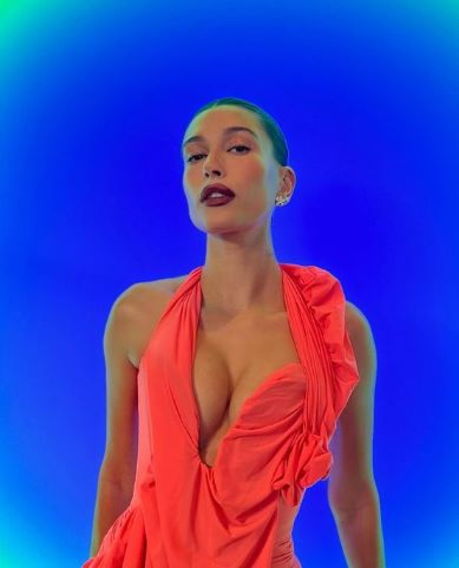 Buzëkuqi i Hailey Bieber është trendi më i mirë i vjeshtës ’22