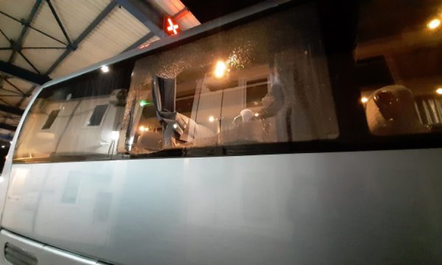 Qeveria dënon sulmin ndaj autobusit në Serbi, që po vinte nga Zvicra në Kosovë