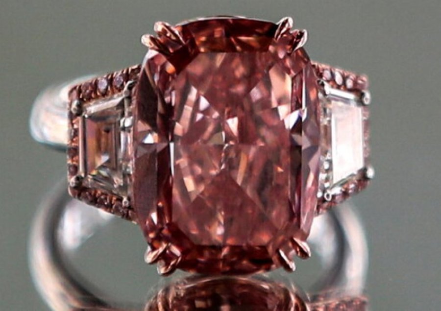 Diamanti i kuq shitet për shifrën rekord në ankand