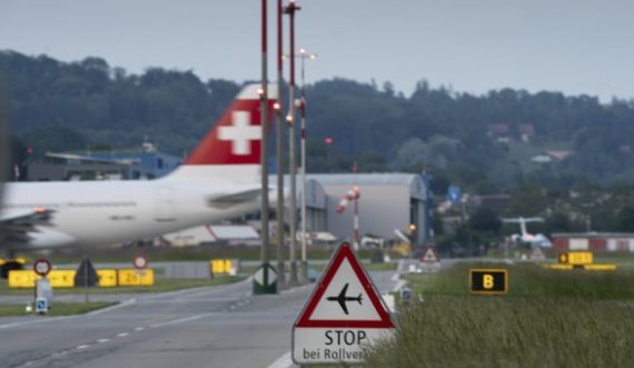 Aterim emergjent i aeroplanit në Cyrih: Ndihej një erë e çuditshme në kabinë