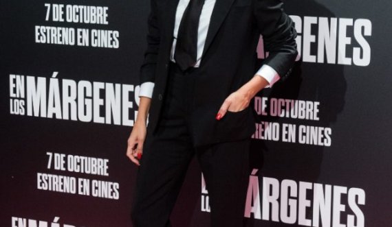 Penelope Cruz e veshur me kostum