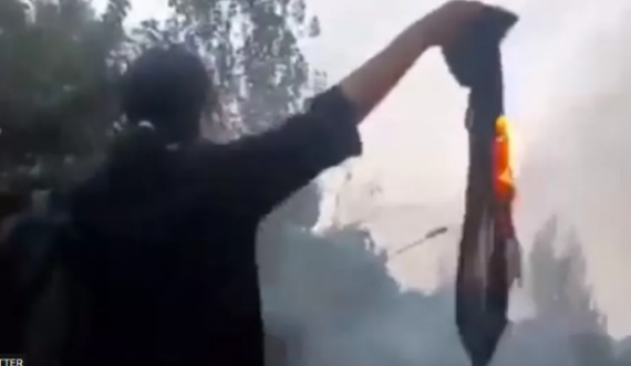 Shfaqen videot ku adoleshentja iraniane shihet duke protestuar para vdekjes