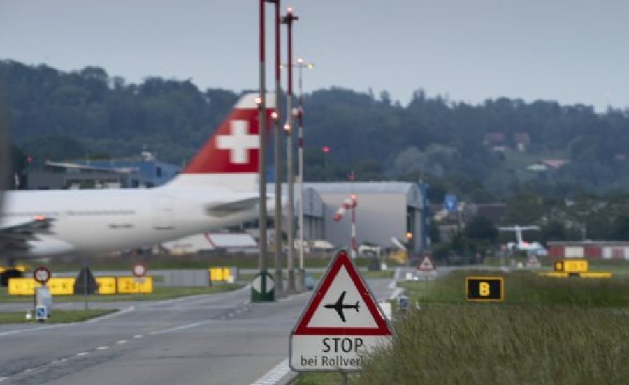 Aterim emergjent i aeroplanit në Cyrih: Ndihej një erë e çuditshme në kabinë