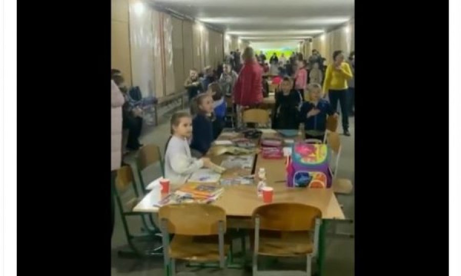 Video prekëse: Fëmijët këndonin himin kombëtar, derisa Kievi po goditej me raketa