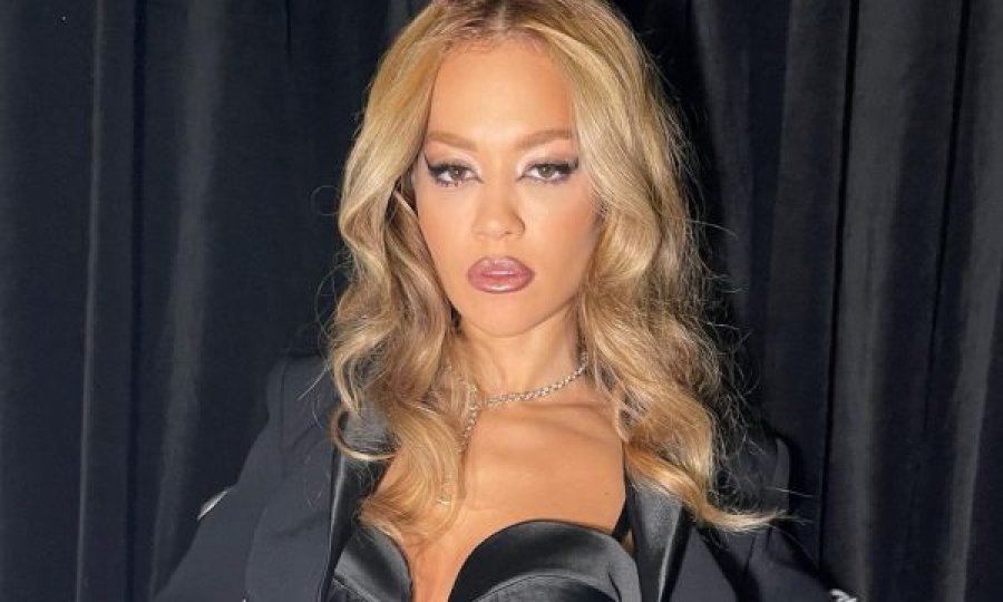 Rita Ora vë në pah të pasmet bombastike