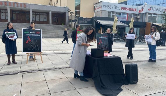 Gratë e Kosovës, i presin flokët në sheshin e Prishtinës