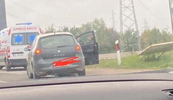 Aksident trafiku në hyrje të Prishtinës, autoambulanca shihet në vendin e ngjarjes