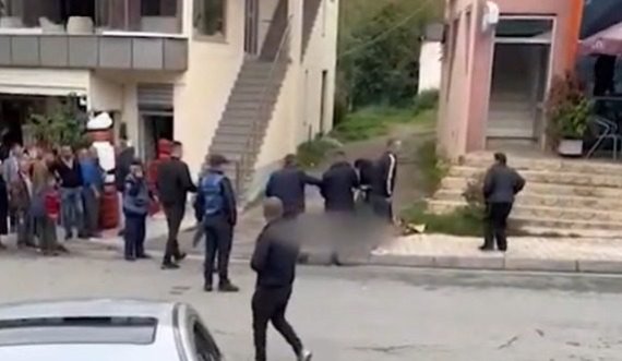 Plas arma mes dy fiseve, 17- vjeçari i vrarë në mes të trotuarit, i ati në gjendje të rëndë