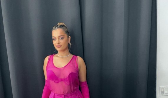 Bebe Rexha shkëlqen në paraqitjen e radhës e veshur e tëra në rozë