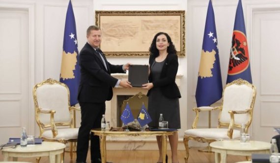 Ambasadori i BE-së ia dërgon në zyrë Presidentes Raportin e Progresit