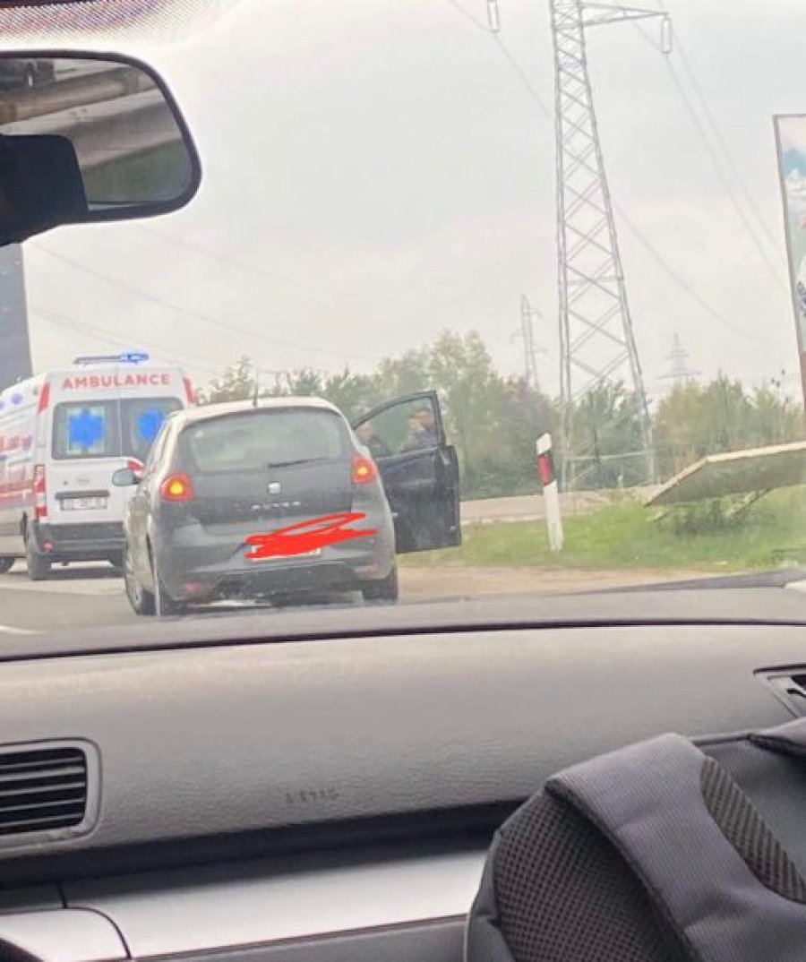Aksident trafiku në hyrje të Prishtinës, autoambulanca shihet në vendin e ngjarjes