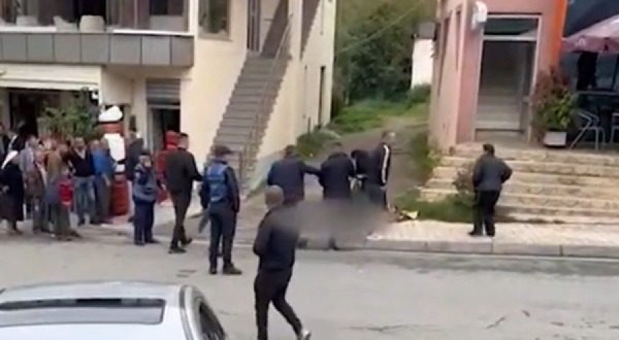 Plas arma mes dy fiseve, 17- vjeçari i vrarë në mes të trotuarit, i ati në gjendje të rëndë