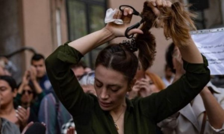 A do t’i presin flokët e tyre? Edhe Prishtina solidarizohet me gratë në Iran